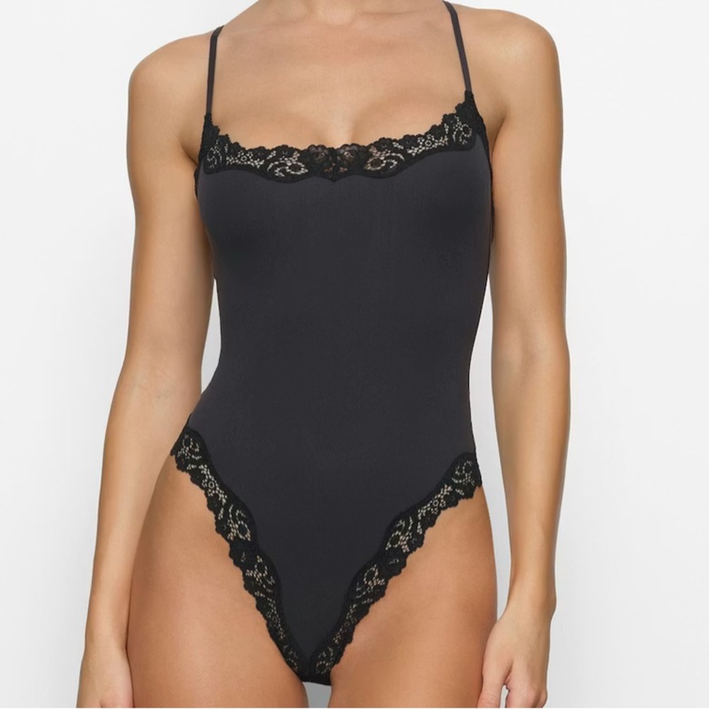 SKIMS Fits Everybody Lace Cami Thong Bodysuit Onyx NWT